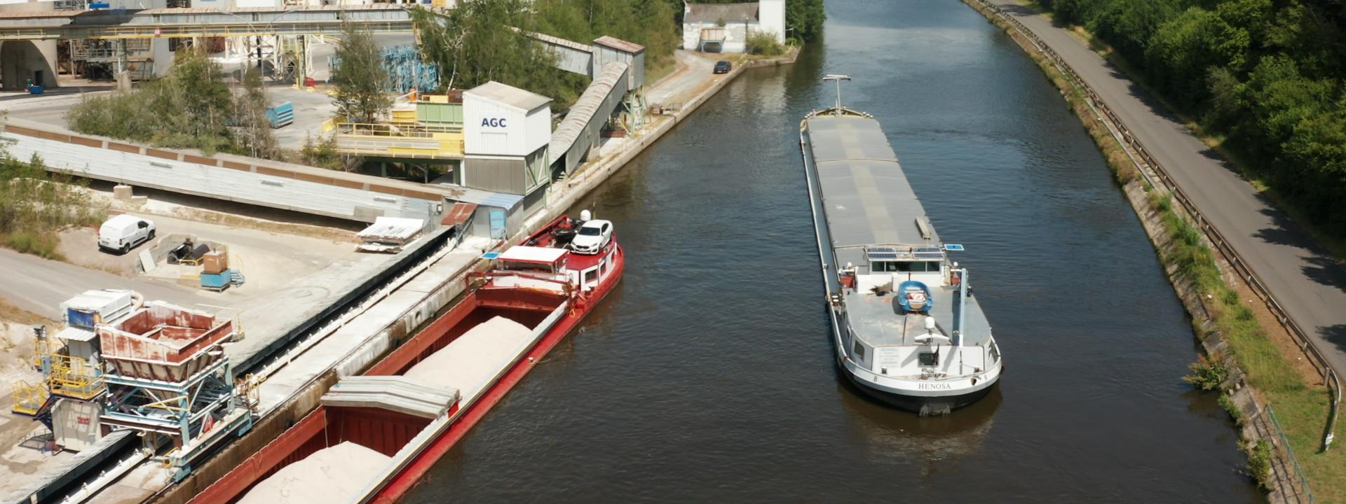 Transport of raw materials by barge