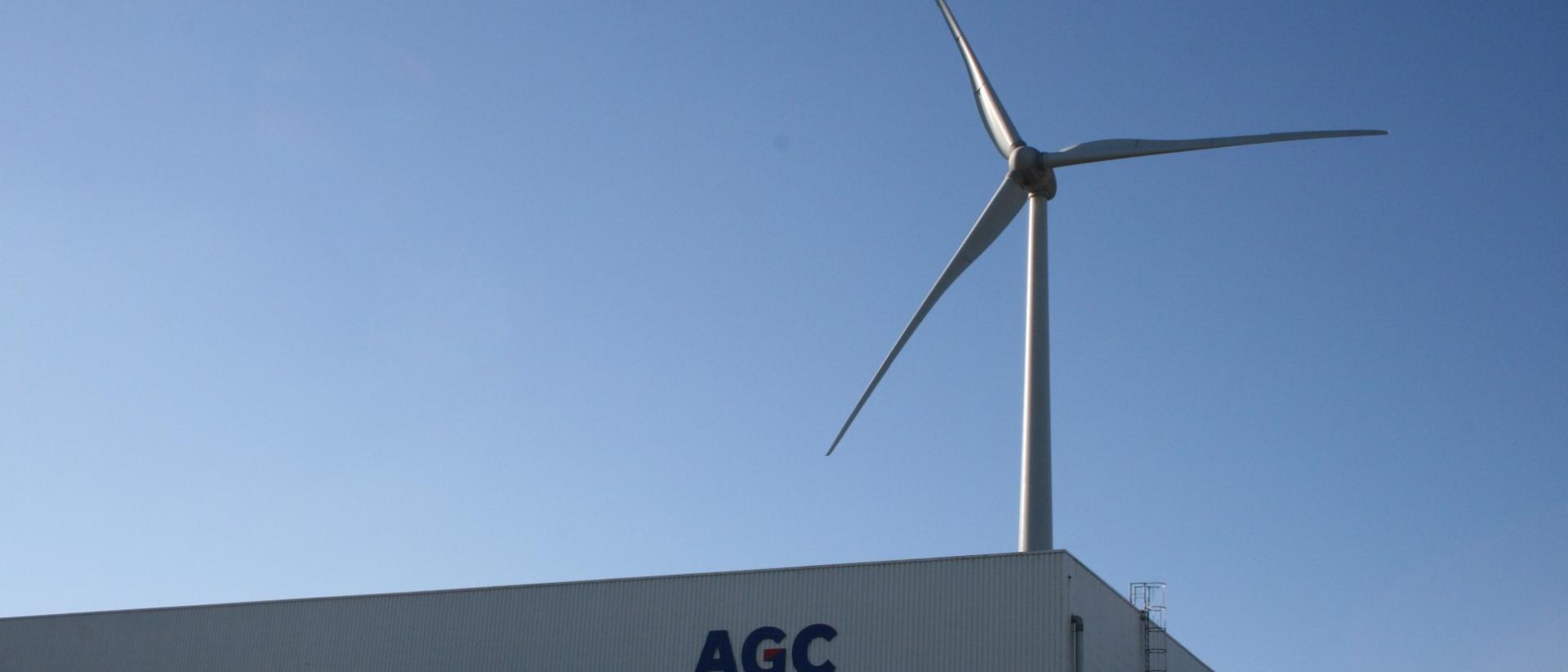Construction of AGC's first on-site wind turbine in Seneffe (Belgium)