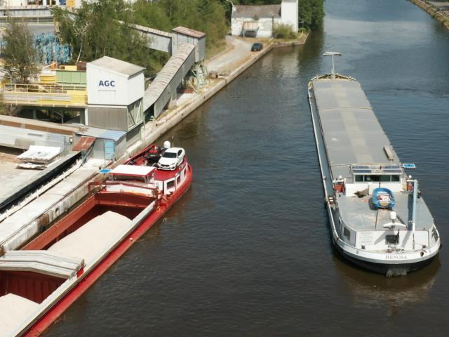 Transport of raw materials by barge