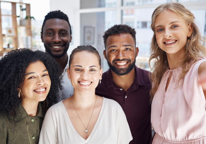 5 people, smiling, of different gender and skin color show diversity