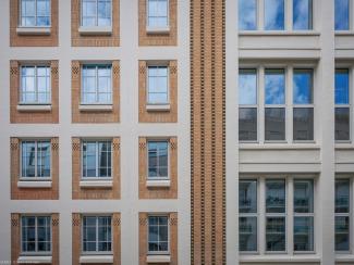 [Beige de Covivio – Paris – Palissad Architecture] Les verres bas carbone Low-Carbon Glass Stopray Vision 70/35 d’AGC remplacent les anciens vitrages récupérés et recyclés. CO2 évité (PRG) : 45.545 Kg CO2 eq Cradle to Gate pour l’ensemble de la nouvelle façade. Photo : AGC Glass Europe