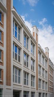 [Beige de Covivio – Paris – Palissad Architecture] Les verres bas carbone Low-Carbon Glass Stopray Vision 70/35 d’AGC remplacent les anciens vitrages récupérés et recyclés. CO2 évité (PRG) : 45.545 Kg CO2 eq Cradle to Gate pour l’ensemble de la nouvelle façade. Photo : AGC Glass Europe