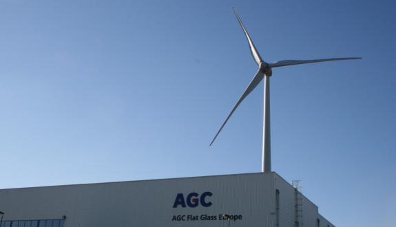 Construction of AGC's first on-site wind turbine in Seneffe (Belgium)