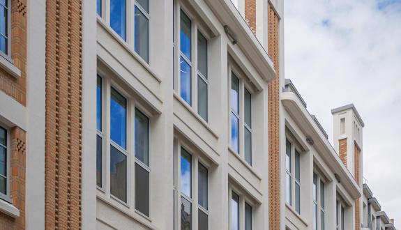 [Beige de Covivio – Paris – Palissad Architecture] Les verres bas carbone Low-Carbon Glass Stopray Vision 70/35 d’AGC remplacent les anciens vitrages récupérés et recyclés. CO2 évité (PRG) : 45.545 Kg CO2 eq Cradle to Gate pour l’ensemble de la nouvelle façade. Photo : AGC Glass Europe